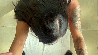 Pequeña latina follada en la cara duro, vomita y monta polla sucia