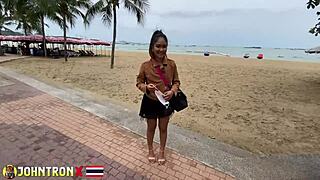 โมเดลเอเชียนโดนครีมพายในฉาก POV CFNM