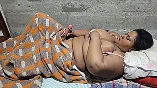 信じられない、太った義母が巨大チンポを手に入れた！フタナリアクションで大量ザーメンが超ワイルド！