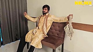 Mireasă bhabhi căsătorită recent tânjește după acțiune sălbatică cu soțul. Sesiunea lor hardcore include cunnilingus și pula uriașă care lovește găurile strânse.