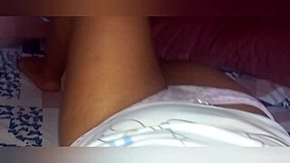 Madrasta Bunduda e Peituda Fica Molhada e Se Masturba Antes de Dormir