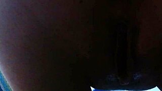 Hej, zobacz tę gorącą małą 18+ dziwkę wąchającą majtki z współlokatorkami