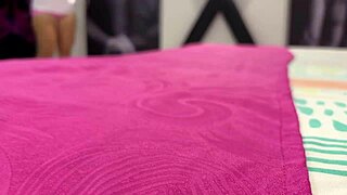 Üvey baba üvey kızın külotunu ovuşturup sertçe pompalıyor