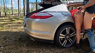 सेक्सी मिल्फ के साथ वाइल्ड फॉरेस्ट ऐक्शन में कैच हुई