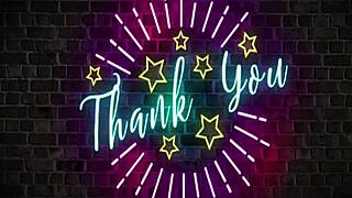 Γλείφω τον κώλο του ενώ καταπίνω το ζεστό φορτίο του