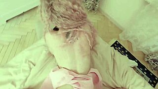 ペティートスリム猫娘が恋人の大きなチンポで激しくファックされる！