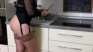 Kurvet Cherrylcolle serverer morgenmad i hæle og store bryster