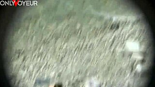 Plážový voyeur chytí kulatý zadek holku, jak polyká sperma na veřejném místě