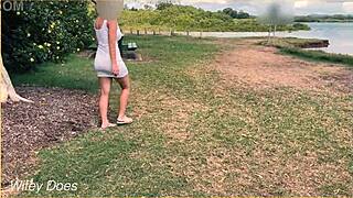 Min fru swingar utomhus utan trosor känns så vilt