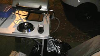 Vuilbekkie Kiwi MILF pronkt in openbaar vakantiedorp schande