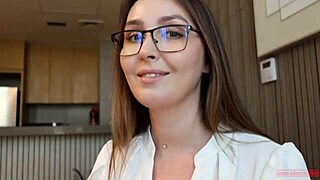 큰 가슴 밀프 새엄마가 의붓아들에게 세게 박는 법 가르쳐