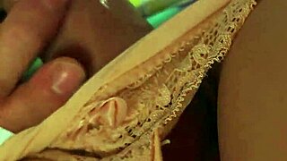 熟女抓到继子撸管，弯腰干他😈