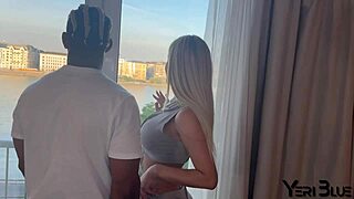 Löydän vaimoni ja parhaan ystäväni hotellihuoneesta isoilla tisseillä