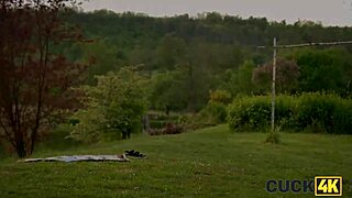 Κούκλαντ Βραζιλία: Η Γυναίκα στα Καλτσόν Παρακολουθείται από τον Άντρα στο Γραφείο με τα Μεγάλα Τιτς να Αναπηδούν