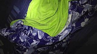 จับได้แม่เพื่อนที่อวบอิ่มนอนบนเตียงของฉัน