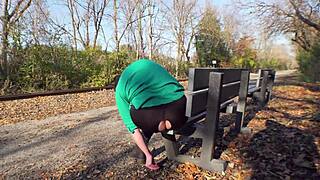 ねえ、演出されたレギンス破りでワイルドな公衆露出イタズラ見たい？