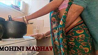 असंतुष्ट लड़की धोखा देती है, पड़ोसी से किचन प्लेटफॉर्म पर पाउंड खाती है