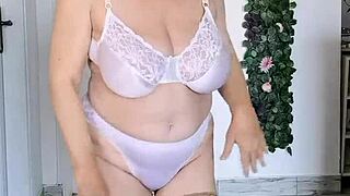 丰满奶奶在内衣中摇摆，为热辣舞蹈秀