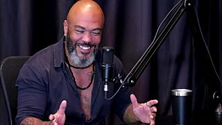 Sarışın itaatkar ırklararası el işi aşağılamasıyla karşılaşıyor