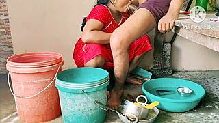 देसी मॉम्स नेबर बॉय्स को रफ बैकयार्ड में फकिंग करते हुए पकड़ी गईं। वाइल्ड हैंडजॉब सीन!