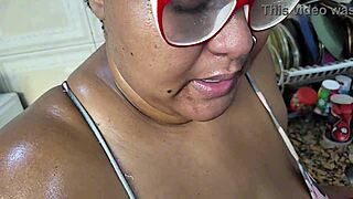 Madrasta polyká obří nálož na obličej v domácí kuchyni