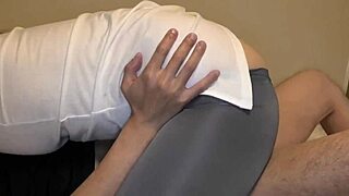 일본 아내가 불륜 상대와 가까운 키스로 격렬하게 타다 😍