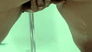 Dívka sehnutá čůrá v koupelně, ukazuje šťavnatý prdel. Její mladé tělo stříká a odhaluje těsný prdel.