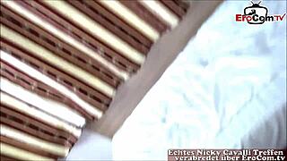 Hej, hočeš videti nemško punco z naravnimi sise, ki jebe doma?