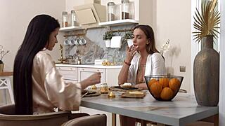 Hei, katso Sofa Weber ja Mary Frost kuumassa FFM-kolmenneksessä!