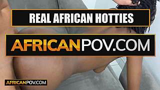 Prava tesna crnkinja tinejdžerka 18+ dobija grubo jebanje pičke na kauču