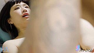 性感中国主妇韩燕在床上狂野骑乘情人