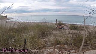 Francia tanárnő meztelenül elkapták a nyilvános strandon