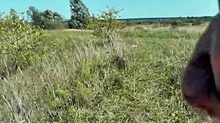 Perv Sprawdza Seksowną Blondynkę Opalającą Się Nagą Na Dzikiej Plaży