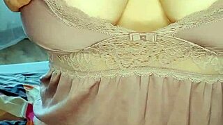 فتاة كبيرة الطيز بتغري كسها بلمسات صباحية حسية بعد الاستيقاظ