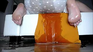 可爱18+少女在浴缸里为情人用力喷水