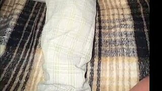 Macocha sa vkradne, aby šukala svojho študentského nevlastného syna vonku