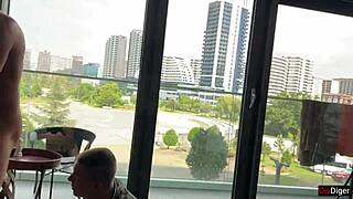 Cuckold loser ser fru knullad hårt offentligt