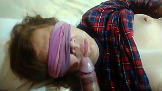 Wow! Enormi sborrate inondano bocca e faccia dal vero marito cornuto!