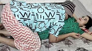 זוג הודי חרמן ג'יג'ה וסאלי זיינים חזק בערב השנה החדשה