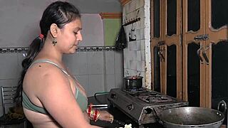 Člověče, divočím v kuchyni při krájení zeleniny s obřím čurákem!