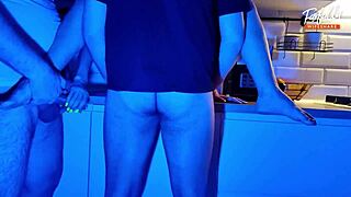 Karım neon ışıklı MMF üçlüde iki sik emiyor tam sahne