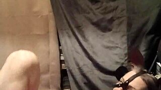 Bunden europeisk slav förnedrad i ponygirl auto-session