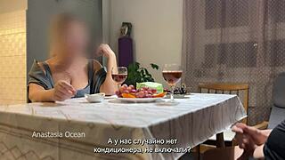 Ei, por que meu marido tá se masturbando escondido debaixo da mesa com a madrasta?