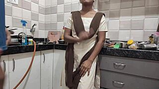 डेजी लड़की, कॉलेज से फ्रेश, हिंदी ऑडियो में स्टेपब्रदर से कड़ी चोदाई मांगती है!