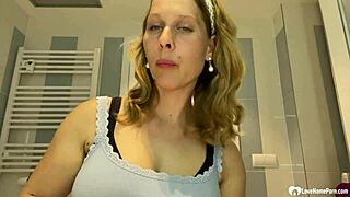 Maman d'à côté taquine en montrant ses seins