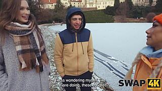 О, боже! Swap4k перверзна двойка проблясва здраво в тройка докато приятелят гледа през стъкло!