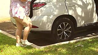 Velike sise debele MILF služavke bljeskaju sočnu debelu guzu u mini haljini! Gaćice po strani dok čisti i tušira se izbliza!