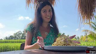 Cumwalk ve veřejné kavárně jí pasta carbonara se spermatem na tváři