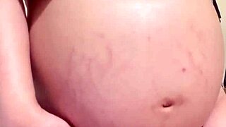 Těhotná arabská manželka laktuje na webkameru v sólové seanci s chlupatou píčí.