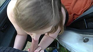 Jeune nana gère une panne de voiture sexy